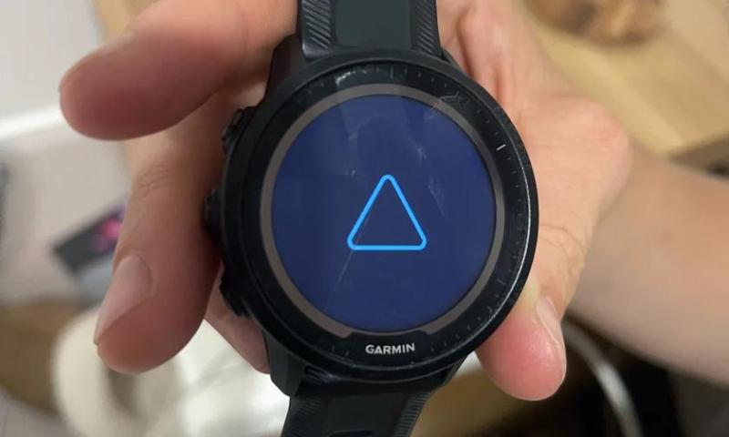 Пользователи часов Garmin сообщают о баге в обновлении, из-за которого устройства зависают на "синем треугольнике"