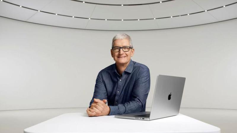 Генеральный директор Apple Тим Кук поддержал молодых музыкантов и артистов на Super Bowl LIX