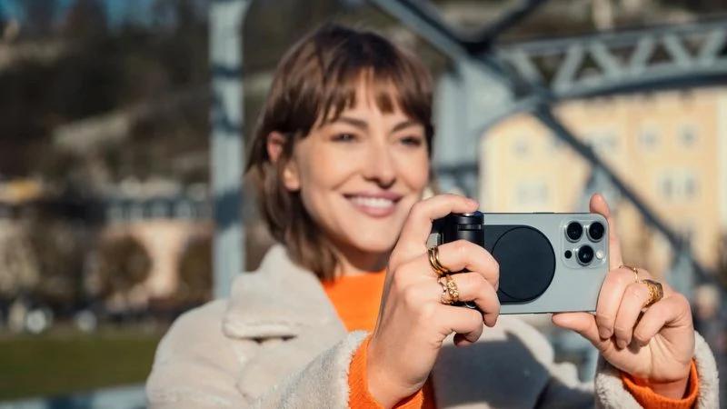 Leica презентовала LUX Grip для iPhone с механическими кнопками для съемки