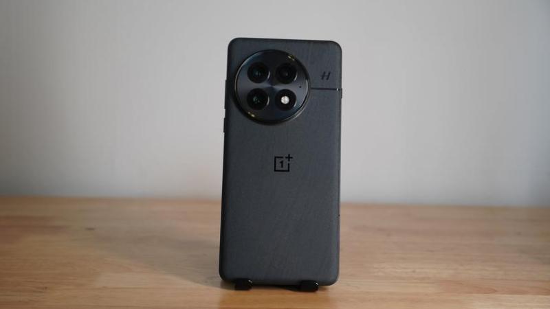 OnePlus 14 может получить плоский дисплей и аккумулятор на 7000 мАч