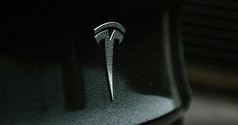 Tesla пережила худший день на бирже с 2020 года: акции упали на 15%