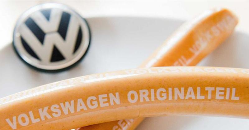 VW продает больше колбасок, чем машин: рекордный год для фирменной Currywurst