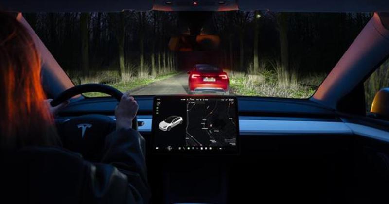Адаптивный дальний свет стал доступен для автомобилей Tesla в США и Канаде