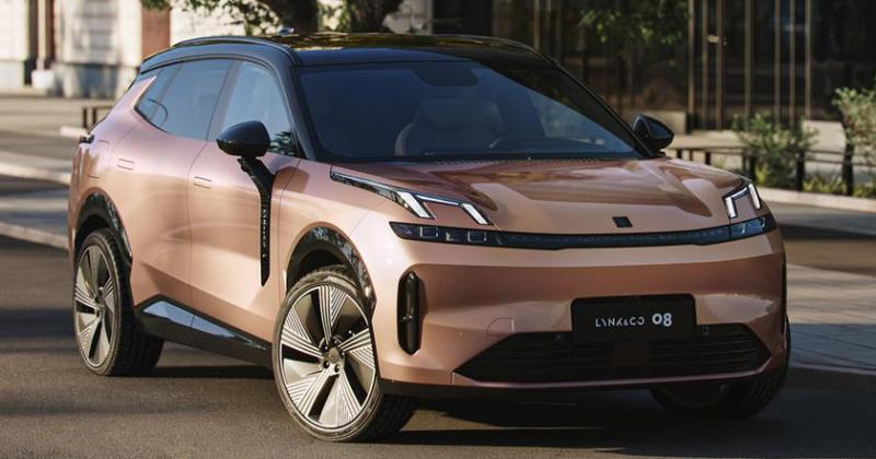 Китайская Geely привезла в Европу плагин-гибрид с впечатляющим запасом хода на электротяге