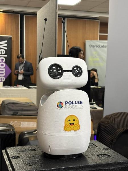Компания Hugging Face представила гуманоидного робота HopeJR и настольного мини-дроида Reachy Mini
