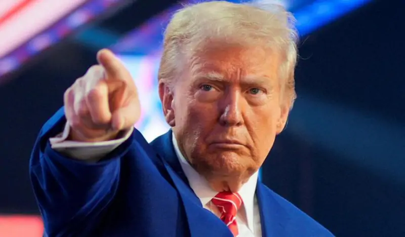 Платить будут все: теперь Трамп угрожает повышенными тарифами не только Apple, но и другим производителям смартфонов