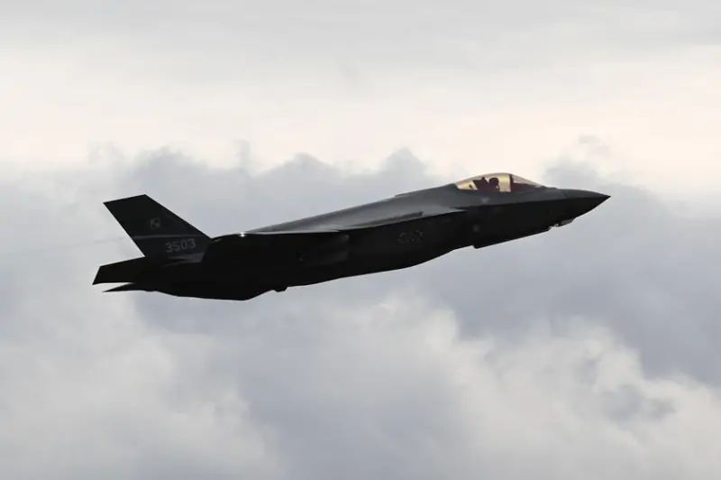США планируют разработать новый истребитель F-55 и модернизировать F-22 до Super Raptor