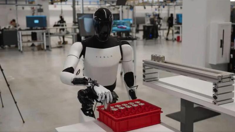 Видео дня: Tesla Optimus делает уборку, готовит еду и выносит мусор