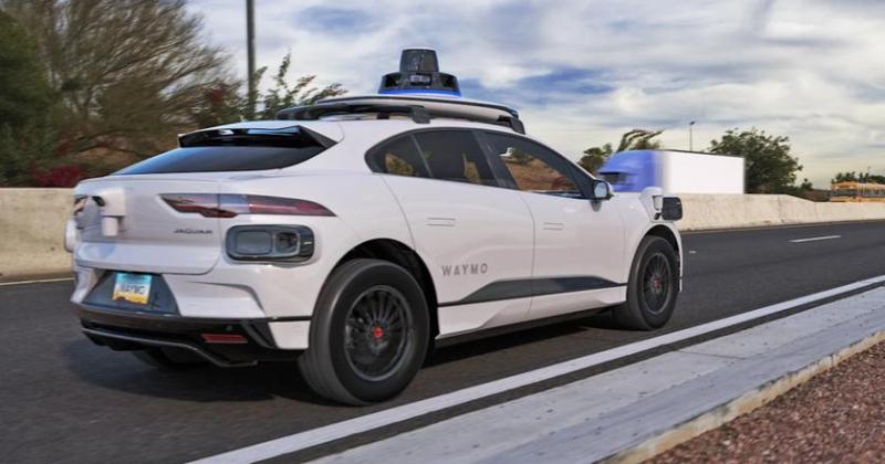 Waymo отзывает более тысячи роботакси из-за повторяющихся столкновений с препятствиями