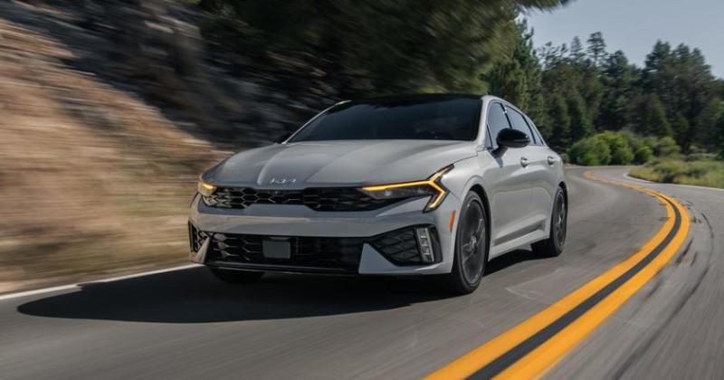 Американские Kia K5 случайно получили настройки светотехники для Кореи