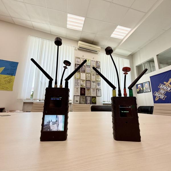 Показывает видеострим с вражеского FPV-дрона: волонтер продемонстрировал детектор дронов нового поколения
