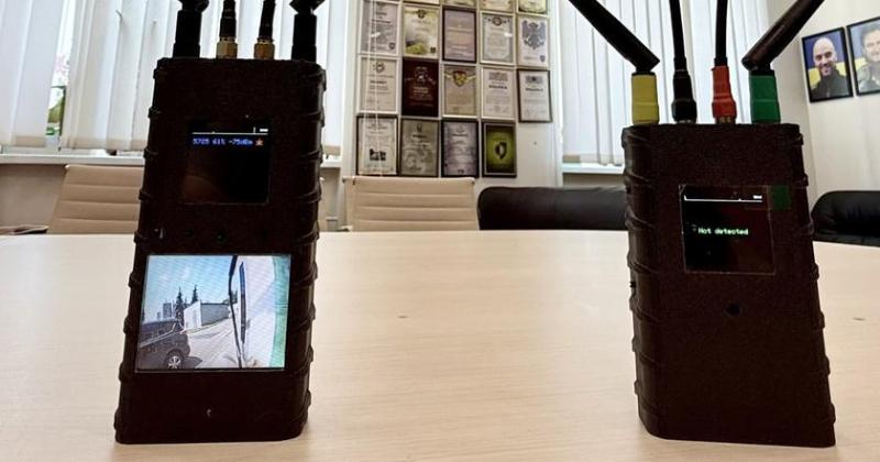 Показывает видеострим с вражеского FPV-дрона: волонтер продемонстрировал детектор дронов нового поколения