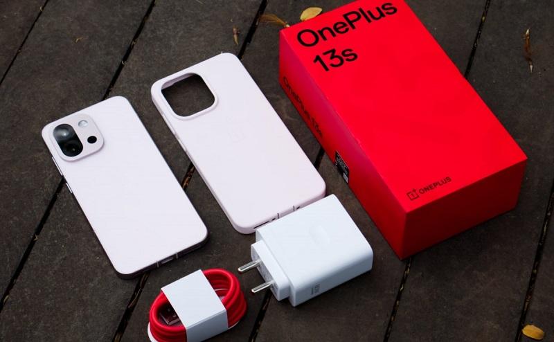 Представлен флагманский компактный смартфон OnePlus 13s — глобальная версия китайского 13T