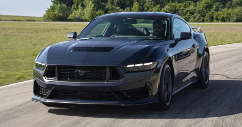 Бензиновый Ford Mustang вновь обогнал электрический Mach-E по продажам в США