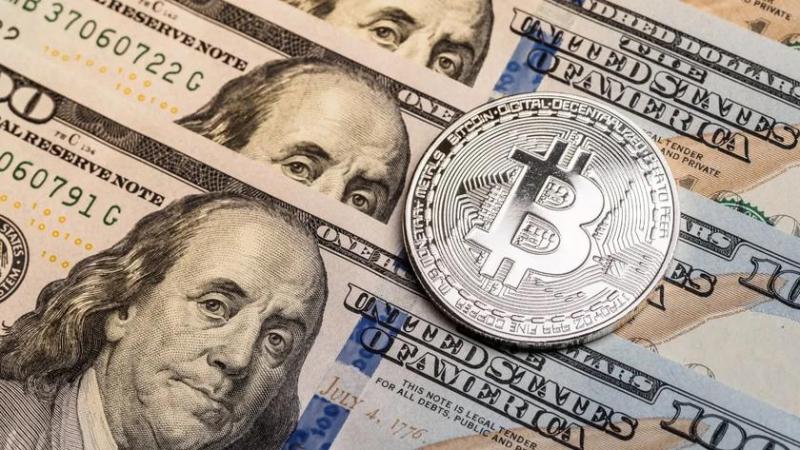 Bitcoin падает до $114 К из-за снижения ожиданий по ставке ФРС США