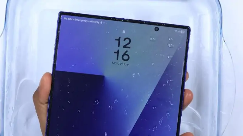 Galaxy Fold 7 включился после 12 часов во льду и выдержал погружение в реку (видео)