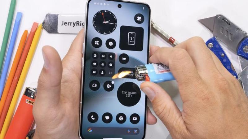 Nothing Phone (3) выдержал все: блогер JerryRigEverything подверг новый смартфон испытаниям скальпелем, огнем и отверткой