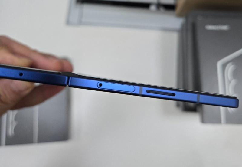 Samsung Galaxy Z Fold 7 впервые засветился на "живых" фото: тоньше, легче и в новом цвете Blue Shadow