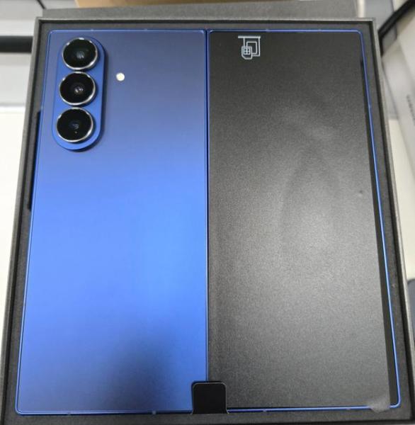 Samsung Galaxy Z Fold 7 впервые засветился на "живых" фото: тоньше, легче и в новом цвете Blue Shadow