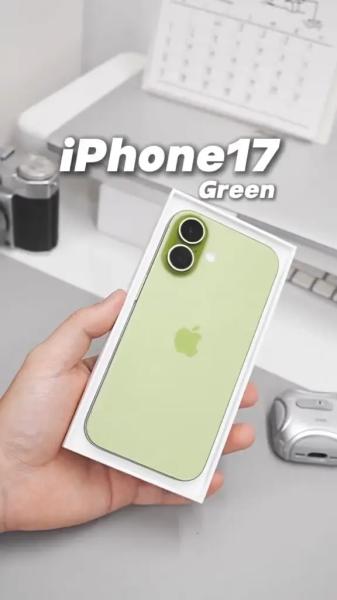 В сети появились первые "живые" фото iPhone 17 - нас ждут два новых цвета (фото)