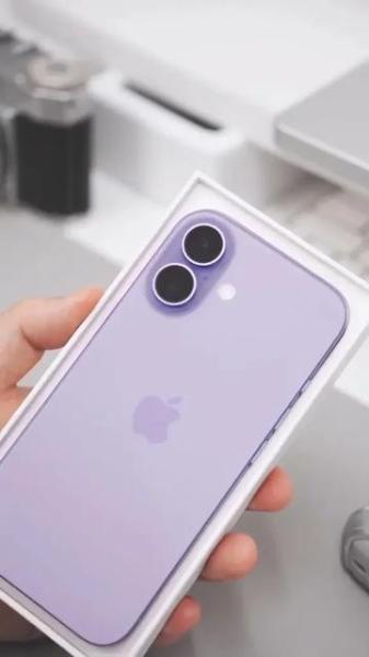 В сети появились первые "живые" фото iPhone 17 - нас ждут два новых цвета (фото)