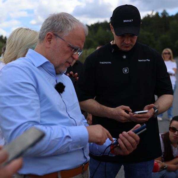 Киевстар протестировал Starlink Direct to Cell: первое SMS по спутнику - "Слава Украине!"