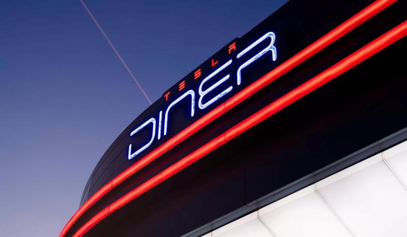 Очереди, урезанное меню и хаос: что не так с Tesla Diner