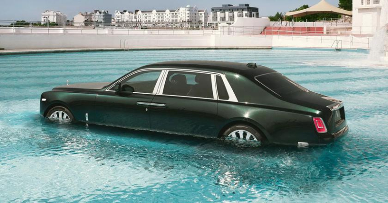 Элегантный заход Rolls-Royce Phantom в воду: новое амплуа символа роскоши