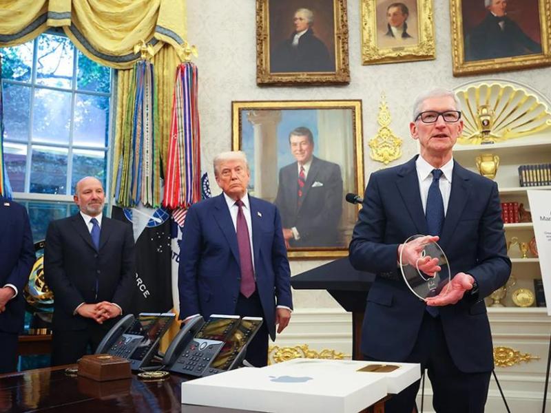 Тим Кук подарил Трампу кусок стекла на золотой подставке, Трамп доволен
