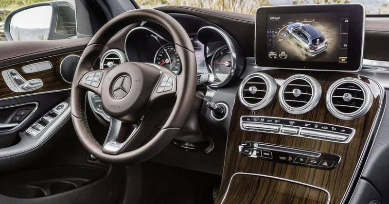 Владельцы автомобилей Mercedes подали в суд из-за растрескивания деревянной отделки