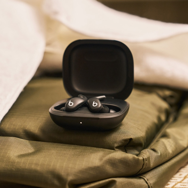 Кейс для наушников Powerbeats Fit черного цвета