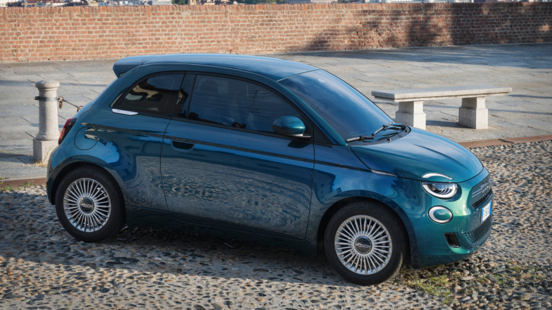 Новый Fiat 500 Hybrid: раскрыты характеристики и цены в Италии