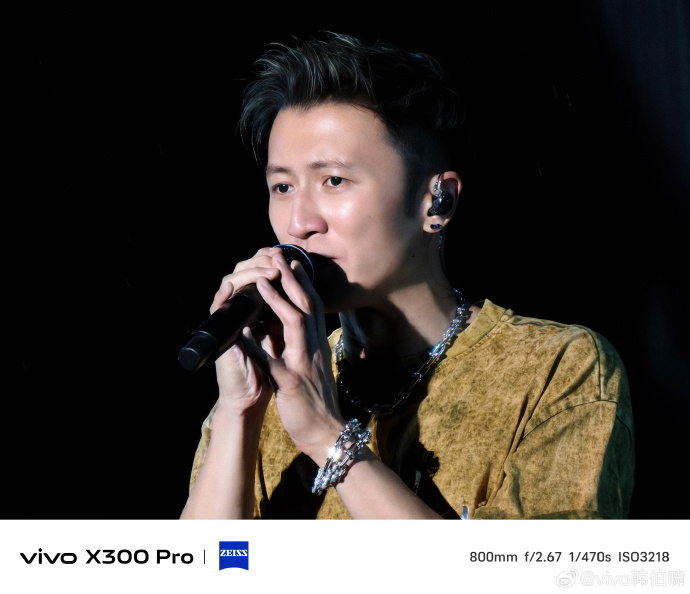 Vivo X300 и X300 Pro получат телеобъектив Zeiss Teleconverter 2.35x kit