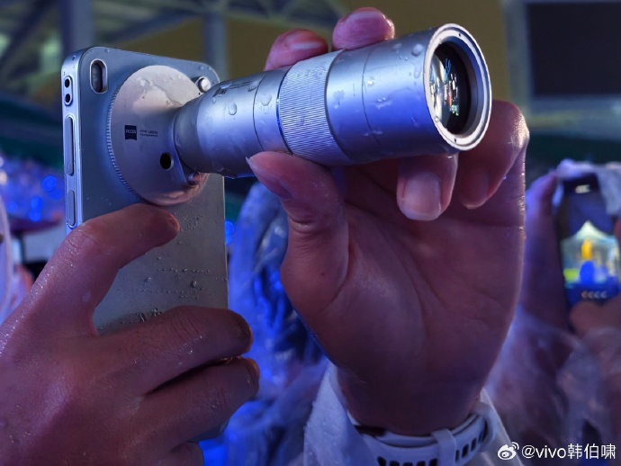 Vivo X300 и X300 Pro получат телеобъектив Zeiss Teleconverter 2.35x kit
