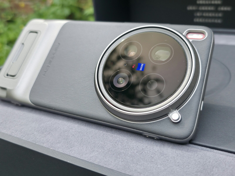 Vivo X300 и X300 Pro получат телеобъектив Zeiss Teleconverter 2.35x kit