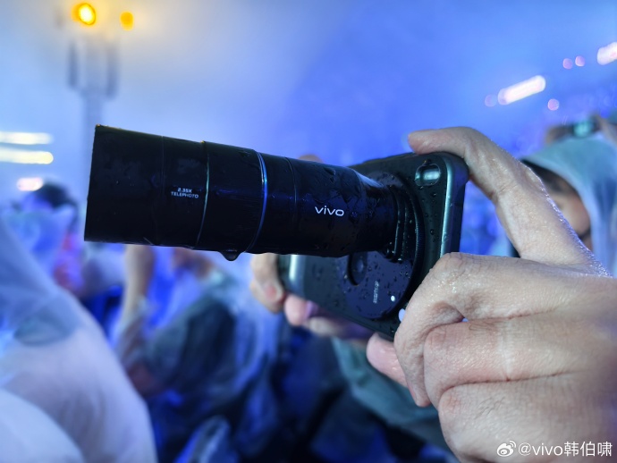 Vivo X300 и X300 Pro получат телеобъектив Zeiss Teleconverter 2.35x kit