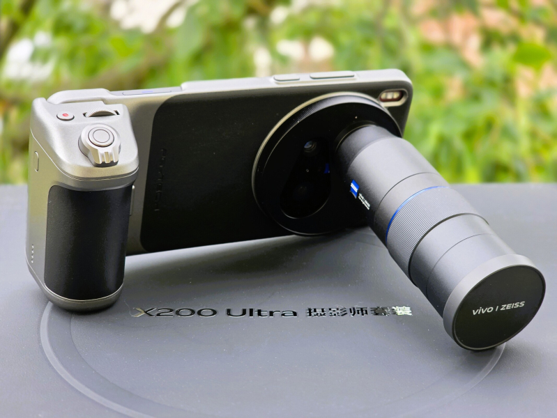 Vivo X300 и X300 Pro получат телеобъектив Zeiss Teleconverter 2.35x kit