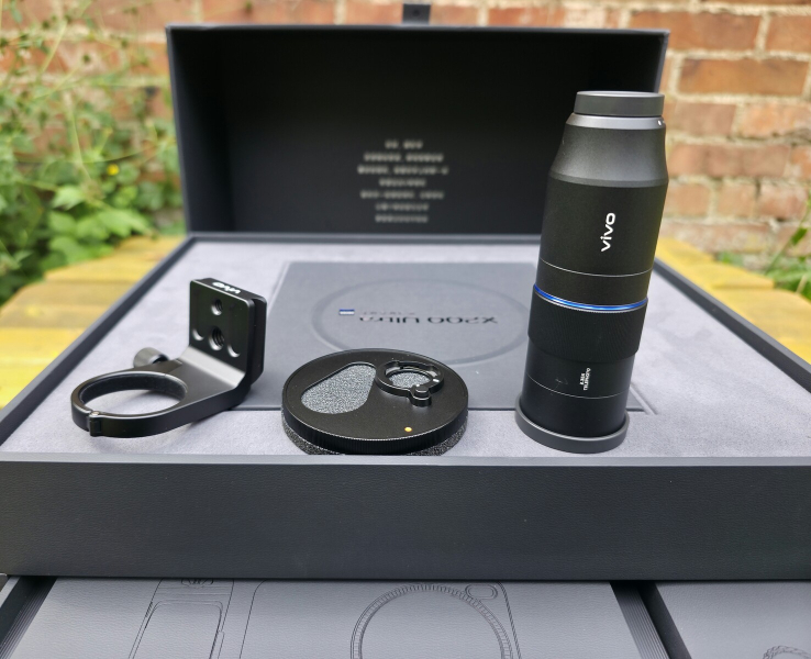 Vivo X300 и X300 Pro получат телеобъектив Zeiss Teleconverter 2.35x kit