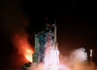 Китай отправил самого молодого астронавта в космос: детали миссии Shenzhou-21