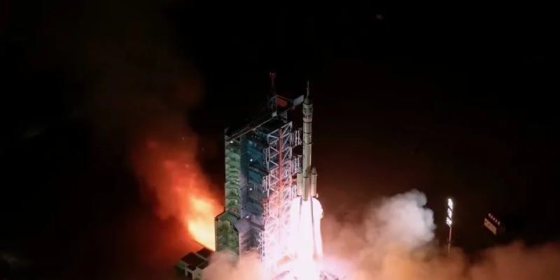 Shenzhou 21 висит сетку безопасности для экипажа на китайской станции Tiangong