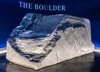 Mercedes-Benz раскрыл будущее фургонов: Sprinter нового поколения в каменной скульптуре