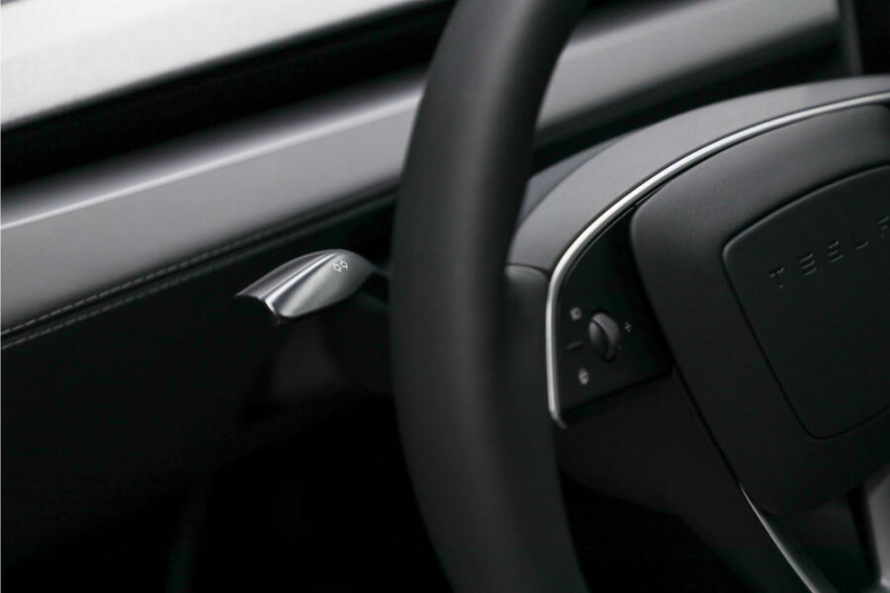 Tesla увеличила запас хода Model 3 и вернула нормальный переключатель сигналов поворота