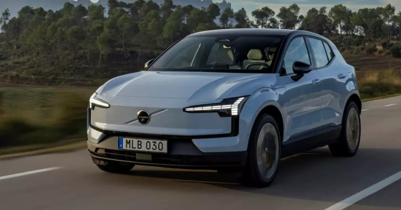 Volvo EX30 теперь доступен в цвете Cloud Blue - оттенке инноваций