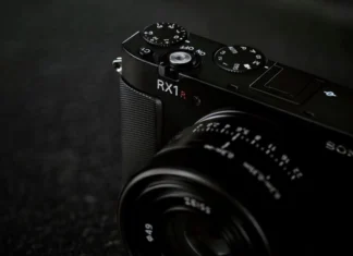Sony RX1R III: мощный компакт с искусственным интеллектом и 61-мегапиксельной матрицей