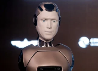 Провал или прорыв? Российские инженеры представили гуманоидного робота AIDOL, который шокировал публику