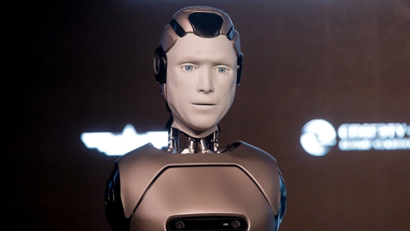 Робот AIDOL на сцене