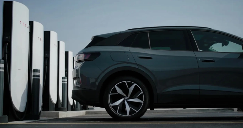 Сотрудничество или случайность? Электромобиль VW на зарядке Tesla Supercharger