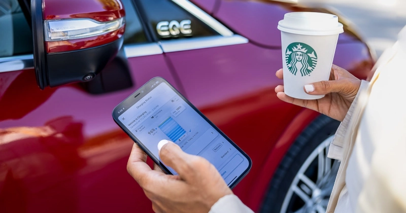 Технологии на колесах: Остановка Mercedes-Benz EQE у Starbucks