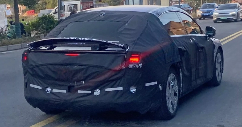 Закамуфлированный прототип Smart #6