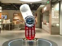 Легенда размером с человека: Как в Китае создали гигантскую Motorola V70, способную звонить